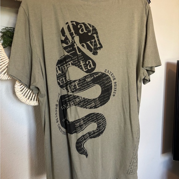 LIMITED EDITION TAYLOR SWIFT REPUTATION MERCH - Picture 1 of 4